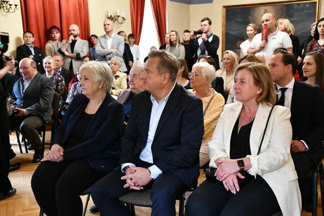 Uroczyście otwarto wystawę poświęconą historii świebodzickiej firmy Śnieżka. Czy jest ktoś, kto choć raz nie skosztował słynnych michałków? [Foto]
