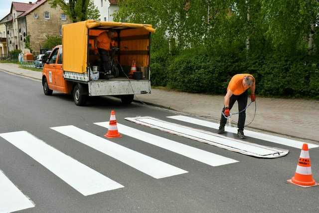 ZGK Świebodzice odmalowuje przejścia dla pieszych po zimie [Foto]