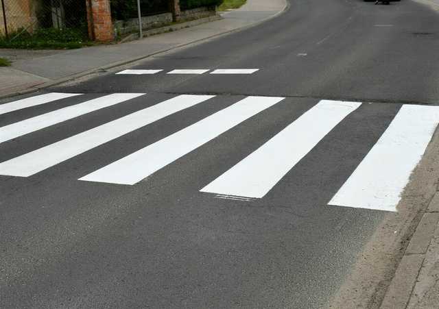 ZGK Świebodzice odmalowuje przejścia dla pieszych po zimie [Foto]