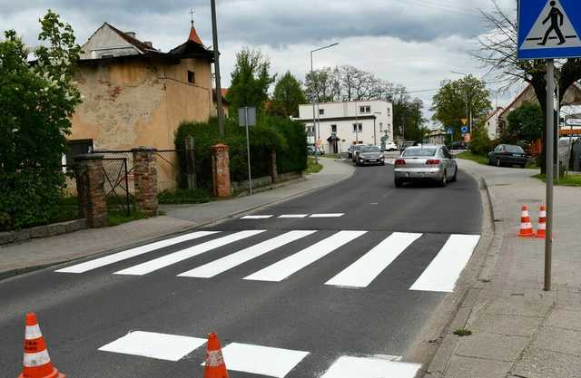 ZGK Świebodzice odmalowuje przejścia dla pieszych po zimie [Foto]