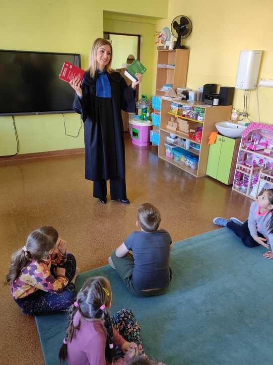 Dzieci z jaworzyńskiego przedszkola poznały tajniki pracy radcy prawnego [Foto]