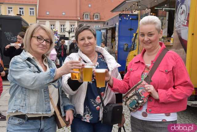 Ruszył Świebodzicki Smaczny Weekend. Na rynku pojawiły się foodtrucki, strefa wypoczynku i atrakcje dla dzieci [Foto]