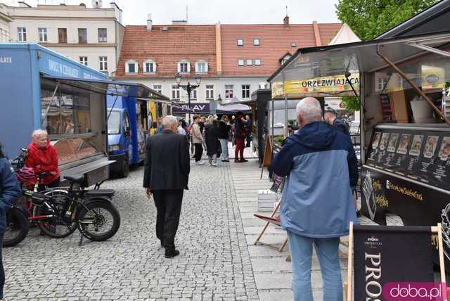 Ruszył Świebodzicki Smaczny Weekend. Na rynku pojawiły się foodtrucki, strefa wypoczynku i atrakcje dla dzieci [Foto]