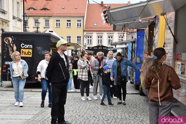 Ruszył Świebodzicki Smaczny Weekend. Na rynku pojawiły się foodtrucki, strefa wypoczynku i atrakcje dla dzieci [Foto]