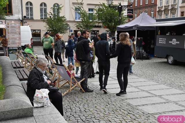 Ruszył Świebodzicki Smaczny Weekend. Na rynku pojawiły się foodtrucki, strefa wypoczynku i atrakcje dla dzieci [Foto]