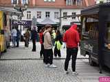 Ruszył Świebodzicki Smaczny Weekend. Na rynku pojawiły się foodtrucki, strefa wypoczynku i atrakcje dla dzieci [Foto]