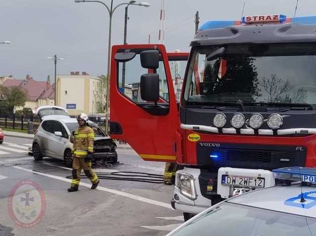 [FOTO] Pożar osobówki w centrum miasta