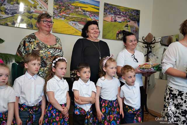 Życzenia i słodki  upominek na Dzień Samorządowca