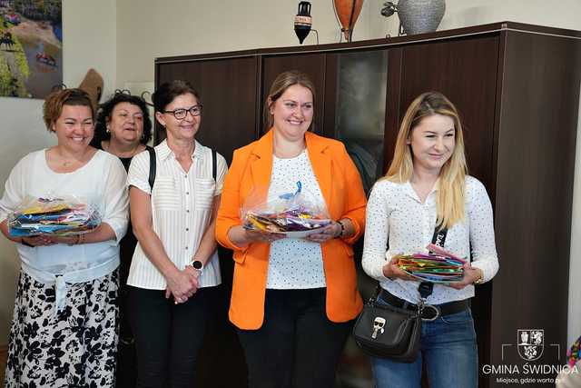 Życzenia i słodki  upominek na Dzień Samorządowca