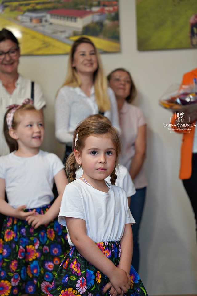 Życzenia i słodki  upominek na Dzień Samorządowca