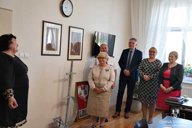 Życzenia i słodki  upominek na Dzień Samorządowca