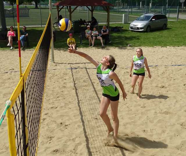 Rozgrywki siatkówki plażowej dziewcząt klas 7-8 SP za nami [Foto]