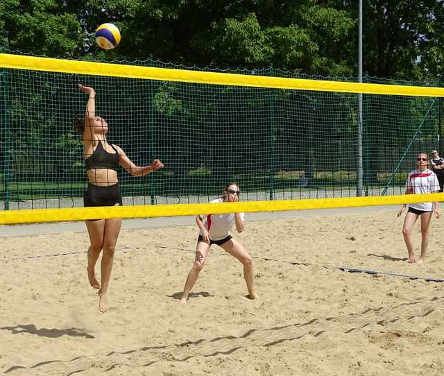 Rozgrywki siatkówki plażowej dziewcząt klas 7-8 SP za nami [Foto]