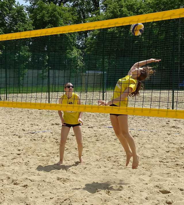 Rozgrywki siatkówki plażowej dziewcząt klas 7-8 SP za nami [Foto]