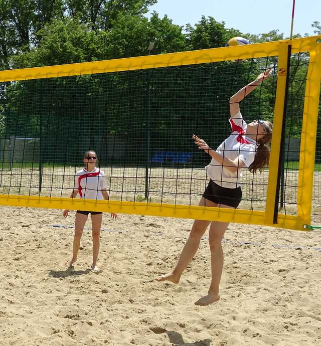 Rozgrywki siatkówki plażowej dziewcząt klas 7-8 SP za nami [Foto]