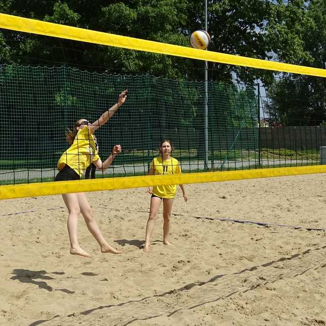 Rozgrywki siatkówki plażowej dziewcząt klas 7-8 SP za nami [Foto]