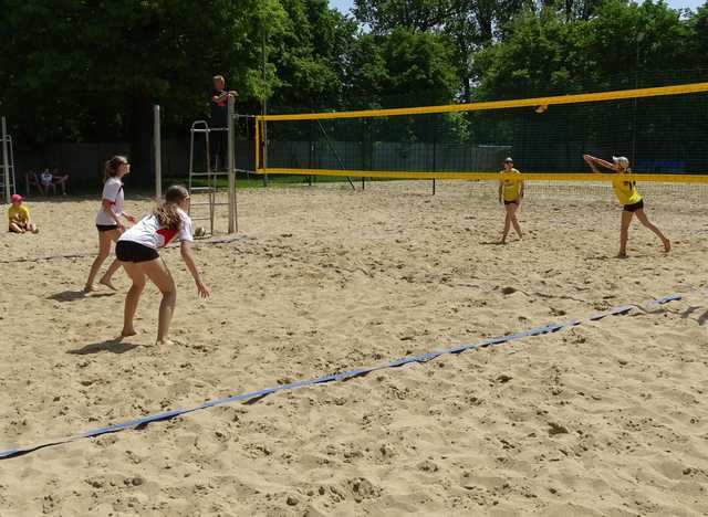 Rozgrywki siatkówki plażowej dziewcząt klas 7-8 SP za nami [Foto]