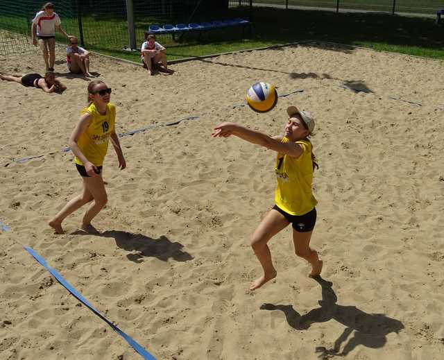 Rozgrywki siatkówki plażowej dziewcząt klas 7-8 SP za nami [Foto]