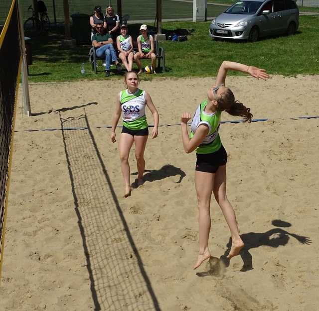 Rozgrywki siatkówki plażowej dziewcząt klas 7-8 SP za nami [Foto]