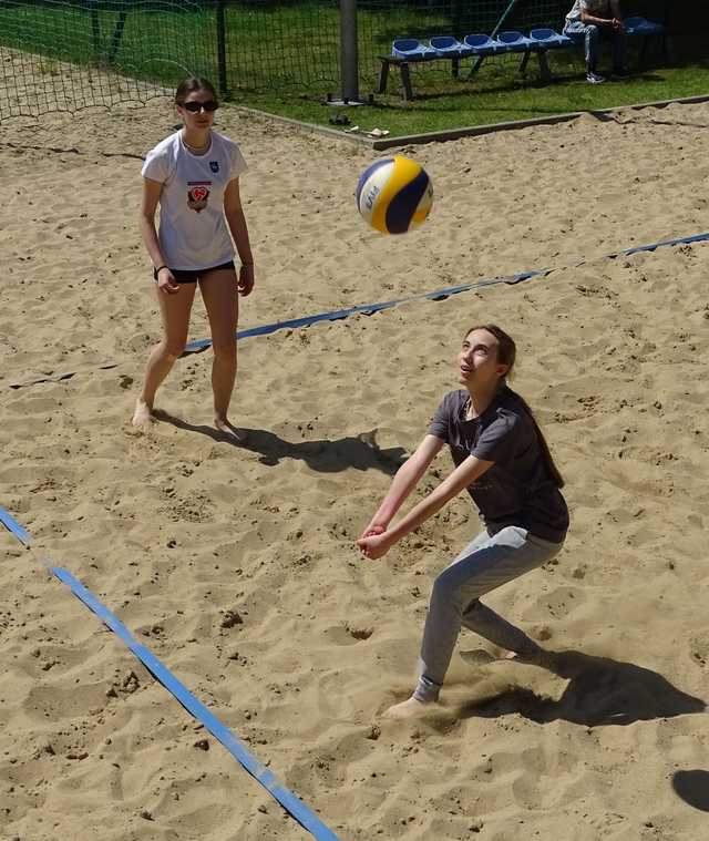 Rozgrywki siatkówki plażowej dziewcząt klas 7-8 SP za nami [Foto]