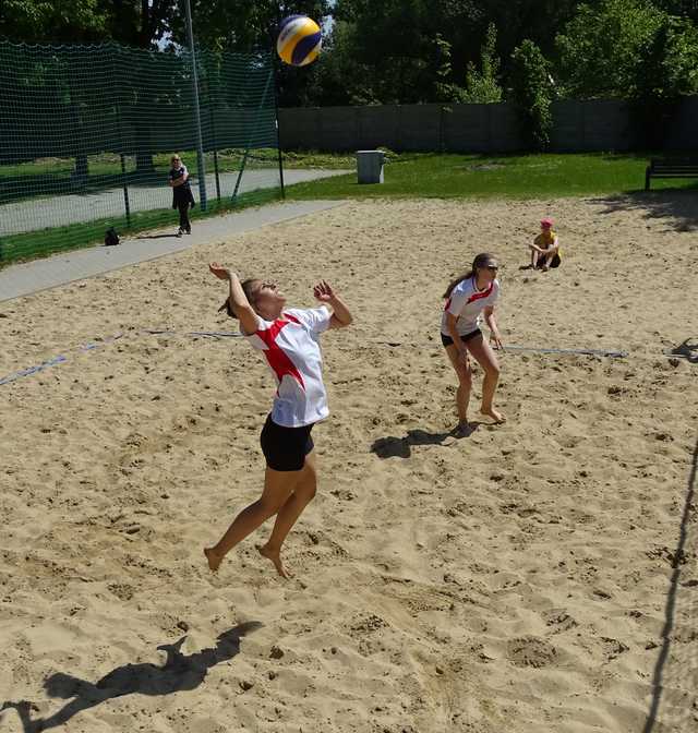 Rozgrywki siatkówki plażowej dziewcząt klas 7-8 SP za nami [Foto]