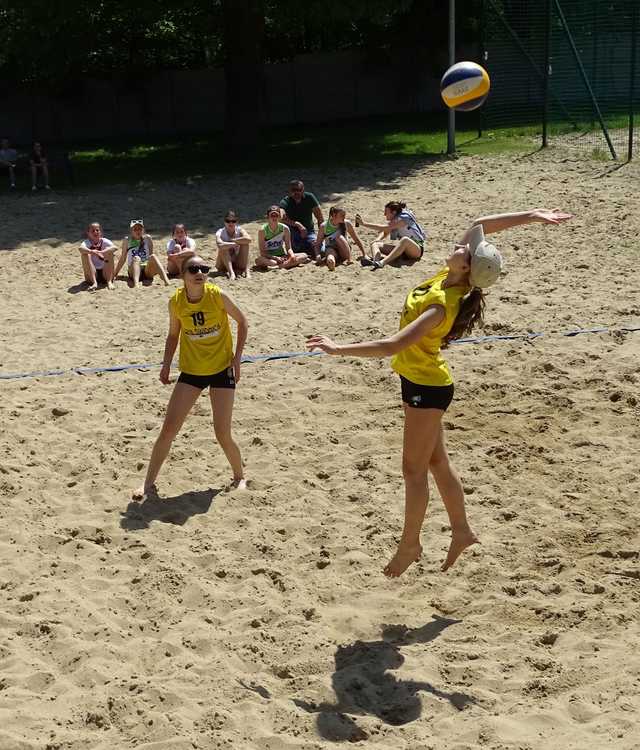 Rozgrywki siatkówki plażowej dziewcząt klas 7-8 SP za nami [Foto]