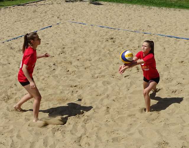 Rozgrywki siatkówki plażowej dziewcząt klas 7-8 SP za nami [Foto]