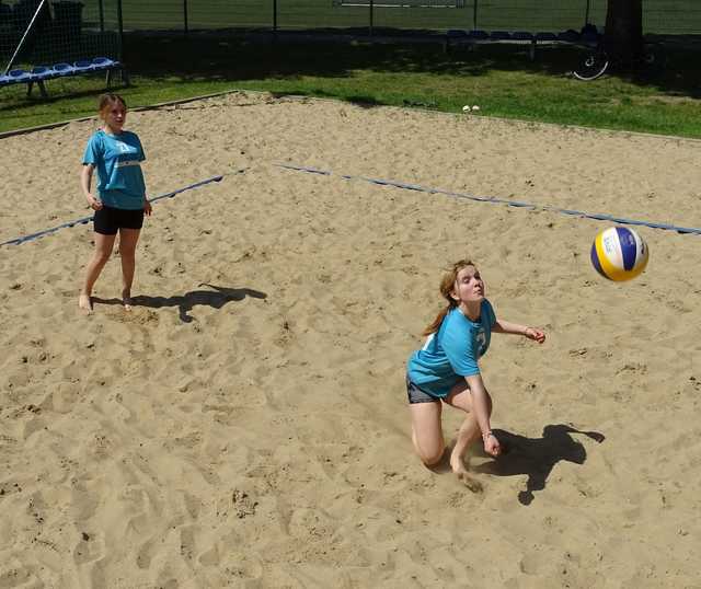 Rozgrywki siatkówki plażowej dziewcząt klas 7-8 SP za nami [Foto]