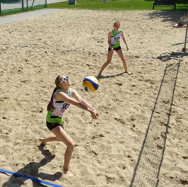 Rozgrywki siatkówki plażowej dziewcząt klas 7-8 SP za nami [Foto]