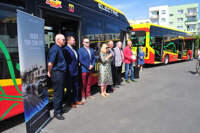 Zobacz, jak prezentują się nowe elektryczne autobusy, które rozpoczęły kursowanie po Świdnicy [Foto]