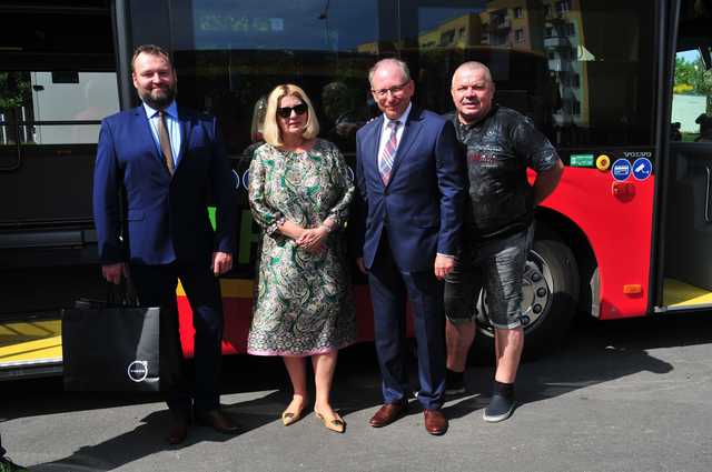 Zobacz, jak prezentują się nowe elektryczne autobusy, które rozpoczęły kursowanie po Świdnicy [Foto]