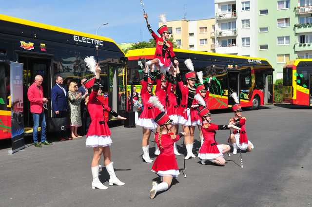 Zobacz, jak prezentują się nowe elektryczne autobusy, które rozpoczęły kursowanie po Świdnicy [Foto]