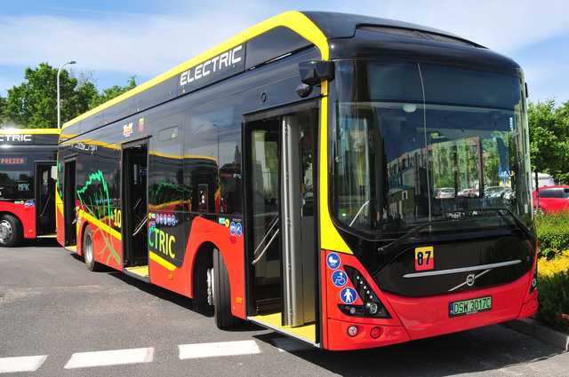 Zobacz, jak prezentują się nowe elektryczne autobusy, które rozpoczęły kursowanie po Świdnicy [Foto]