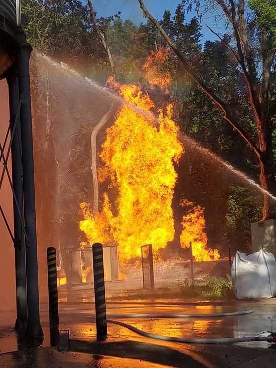 Pożar butli z gazem w Strzegomiu. Trwała akcja straży pożarnej [FOTO, WIDEO]