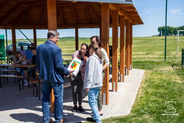 Zobacz, jak dzieci bawiły się na nowym placu zabaw w Bukowie. Piknik rodzinny z okazji Dnia Dziecka za nami [FOTO]