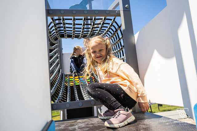 Zobacz, jak dzieci bawiły się na nowym placu zabaw w Bukowie. Piknik rodzinny z okazji Dnia Dziecka za nami [FOTO]