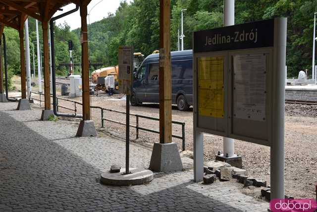 Zobacz, jak wyglądają nowe stacje kolejowe na trasie Świdnica - Jedlina-Zdrój. Do jakich atrakcji turystycznych dotrzemy nową linią? [FOTO, MAPA]