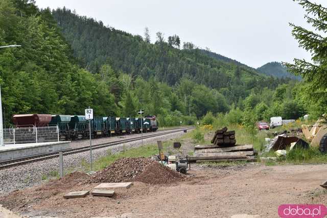 Zobacz, jak wyglądają nowe stacje kolejowe na trasie Świdnica - Jedlina-Zdrój. Do jakich atrakcji turystycznych dotrzemy nową linią? [FOTO, MAPA]