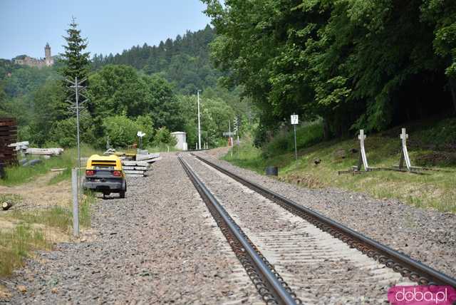 Zobacz, jak wyglądają nowe stacje kolejowe na trasie Świdnica - Jedlina-Zdrój. Do jakich atrakcji turystycznych dotrzemy nową linią? [FOTO, MAPA]