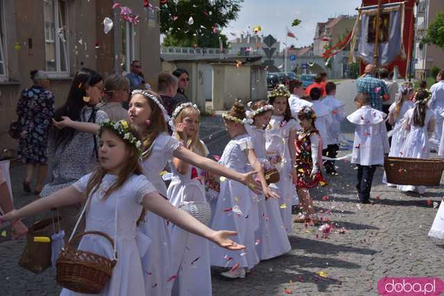 Strzegomianie obchodzili Boże Ciało. Procesja przeszła ulicami miasta [FOTO]