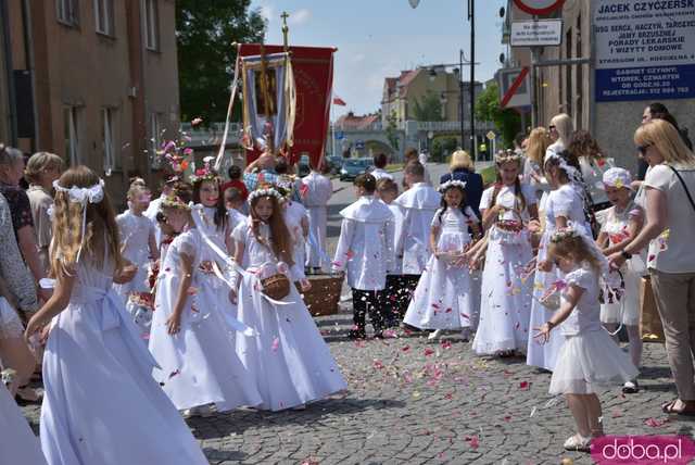 Strzegomianie obchodzili Boże Ciało. Procesja przeszła ulicami miasta [FOTO]