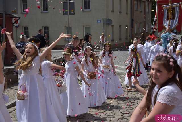 Strzegomianie obchodzili Boże Ciało. Procesja przeszła ulicami miasta [FOTO]