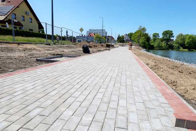 Zobacz, jak postępują prace rewitalizacyjne przy stawie miejskim w Żarowie. To inwestycja za ponad 5 mln złotych [FOTO]