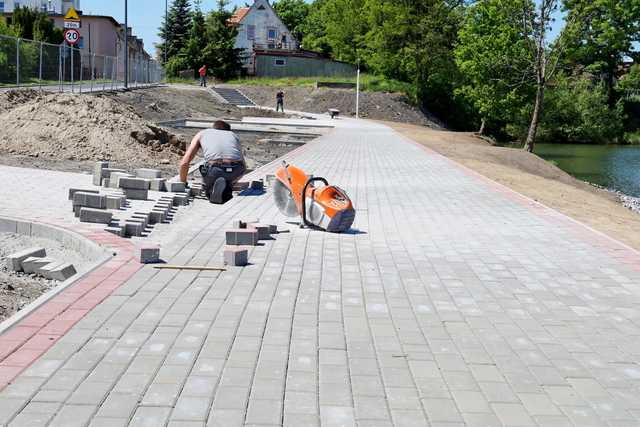 Zobacz, jak postępują prace rewitalizacyjne przy stawie miejskim w Żarowie. To inwestycja za ponad 5 mln złotych [FOTO]