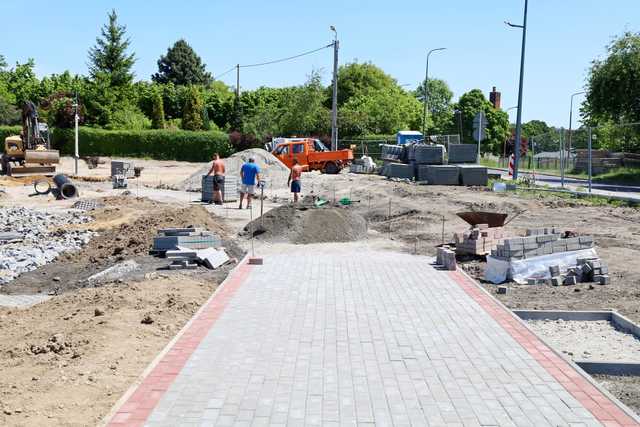 Zobacz, jak postępują prace rewitalizacyjne przy stawie miejskim w Żarowie. To inwestycja za ponad 5 mln złotych [FOTO]