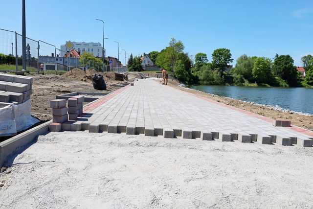 Zobacz, jak postępują prace rewitalizacyjne przy stawie miejskim w Żarowie. To inwestycja za ponad 5 mln złotych [FOTO]