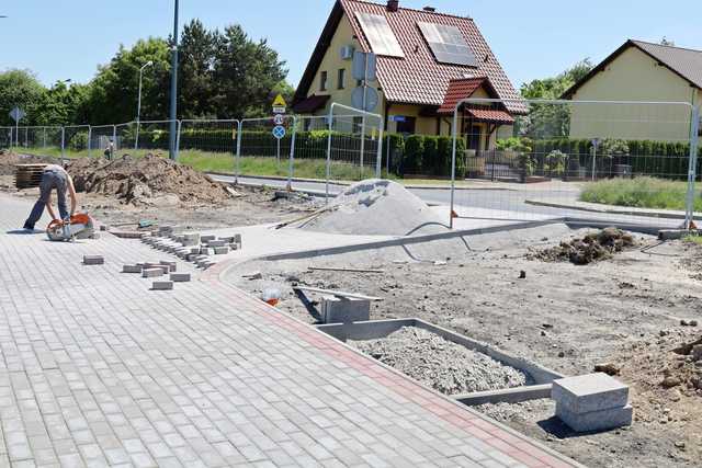 Zobacz, jak postępują prace rewitalizacyjne przy stawie miejskim w Żarowie. To inwestycja za ponad 5 mln złotych [FOTO]