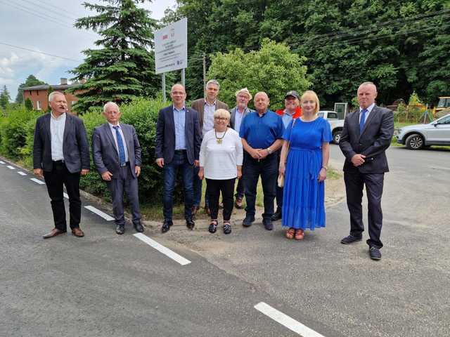 Zobacz, jak prezentuje się wyremontowany odcinek drogi powiatowej w Lutomi Górnej. Inwestycja pochłonęła ponad 1,2 mln złotych [FOTO]