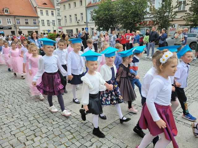 Zatańczyli poloneza na świebodzickim rynku [FOTO]