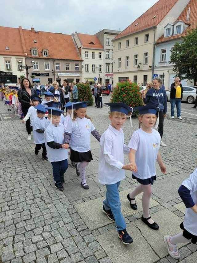 Zatańczyli poloneza na świebodzickim rynku [FOTO]